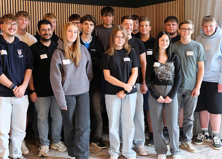 Die 16 neuen Auszubildenden der toolcraft AG