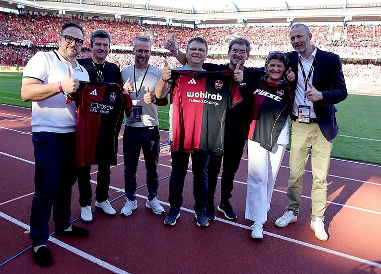 Die Sponsoren des ClubNachwuchs mit den neuen Trikots