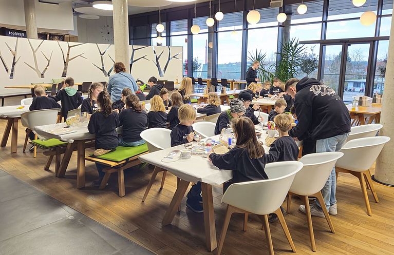 Kinder von toolcraft Mitarbeitenden basteln im Betriebsrestaurant
