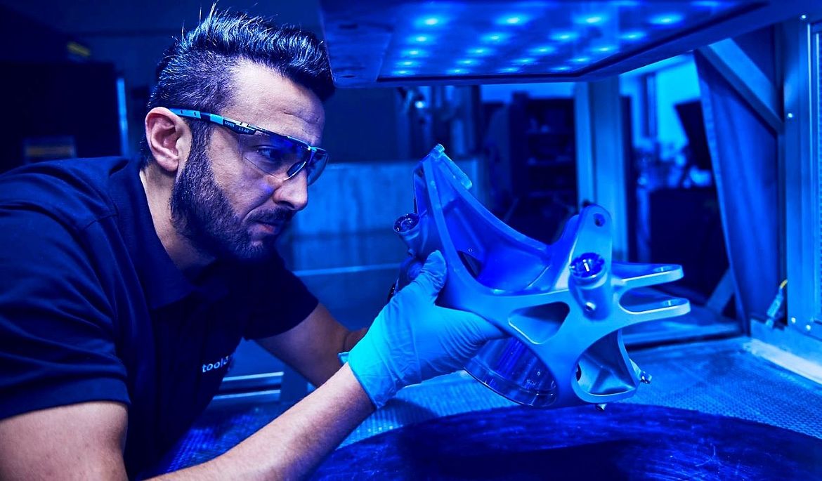 toolcraft Mitarbeiter prüft ein Bauteil unter UVA-Licht auf Risse in der Oberfläche