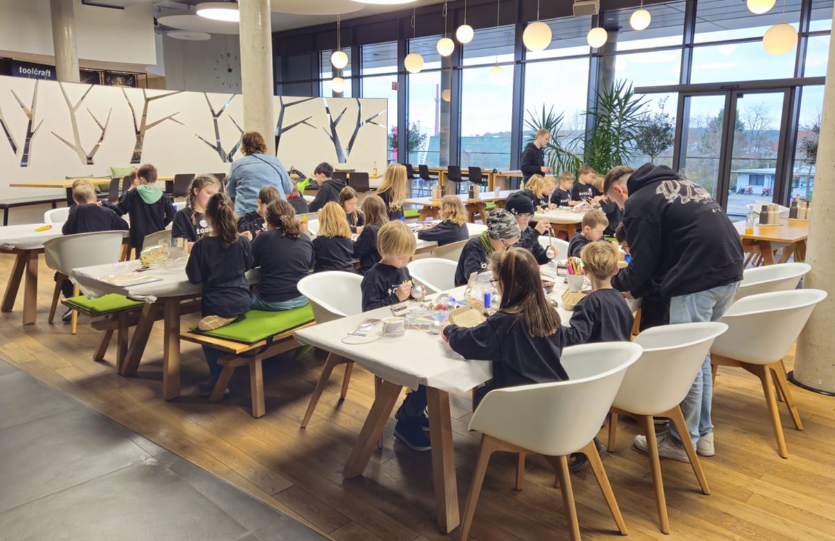 Kinder von toolcraft Mitarbeitenden basteln im Betriebsrestaurant