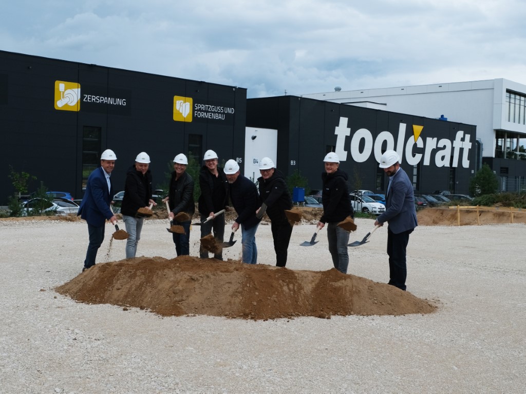 Contact persons from toolcraft and local politics at the ground-breaking ceremony