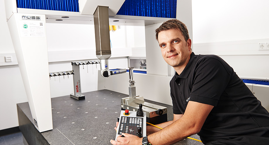 toolcraft Mitarbeiter bei der taktilen Vermessung an der 3D-Koordinaten-Messmaschine